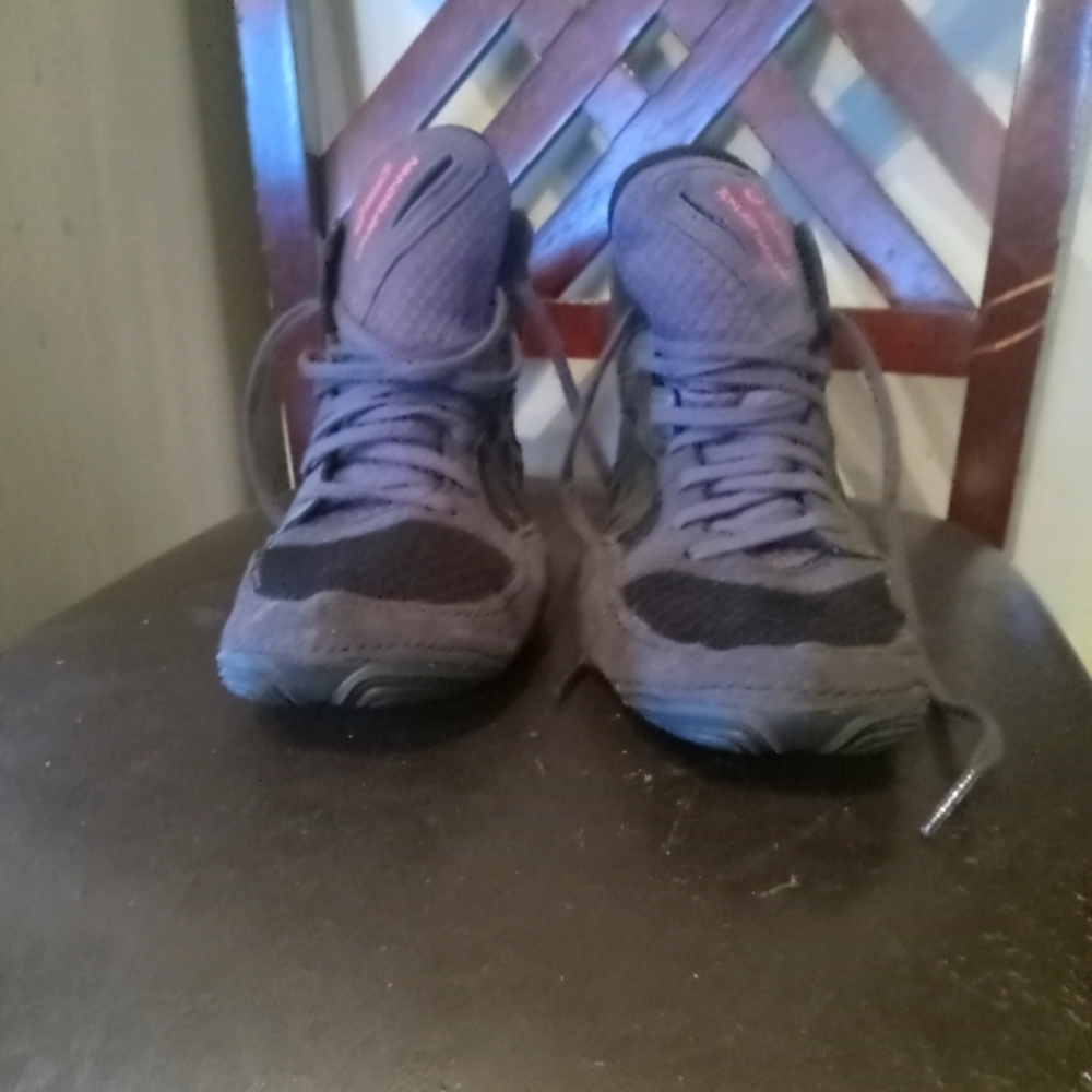 Boys wrestling shoes size 7.5